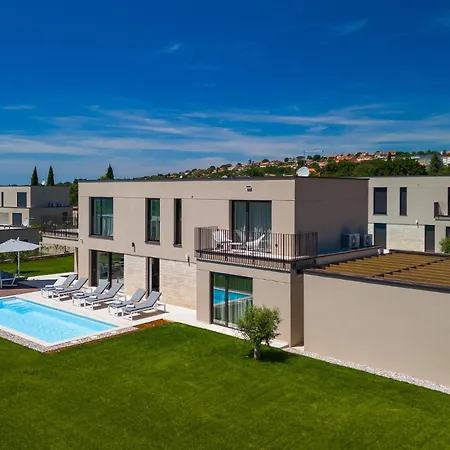 Beautiful Vegt With Pool In