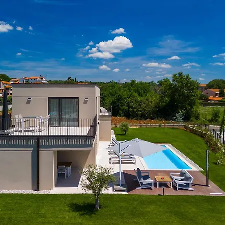 Beautiful Vegt With Pool In Villa