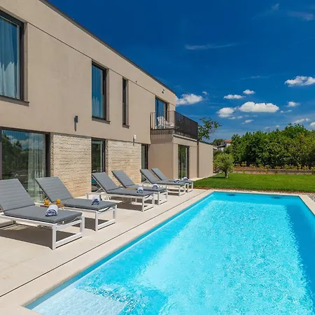 Beautiful Vegt With Pool In *
