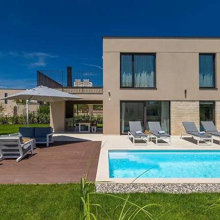 Beautiful Vegt With Pool In *