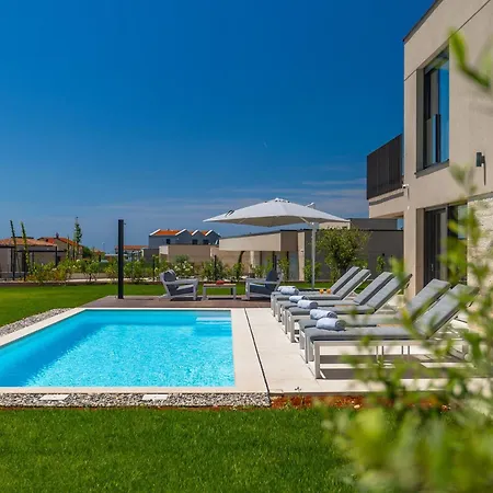 Beautiful Vegt With Pool In Villa