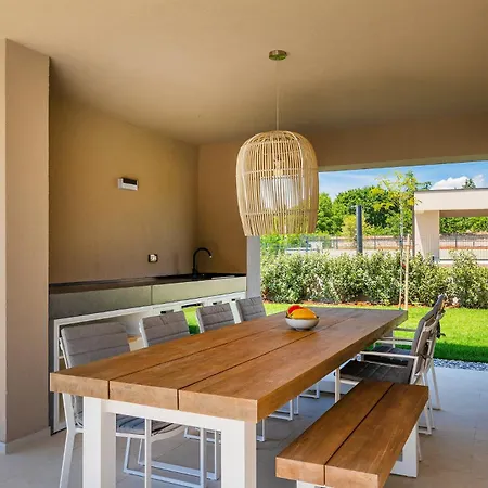 Beautiful Vegt With Pool In Villa