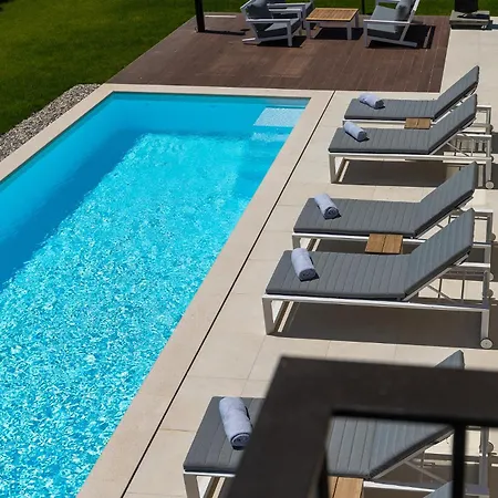 Beautiful Vegt With Pool In Villa Labinci